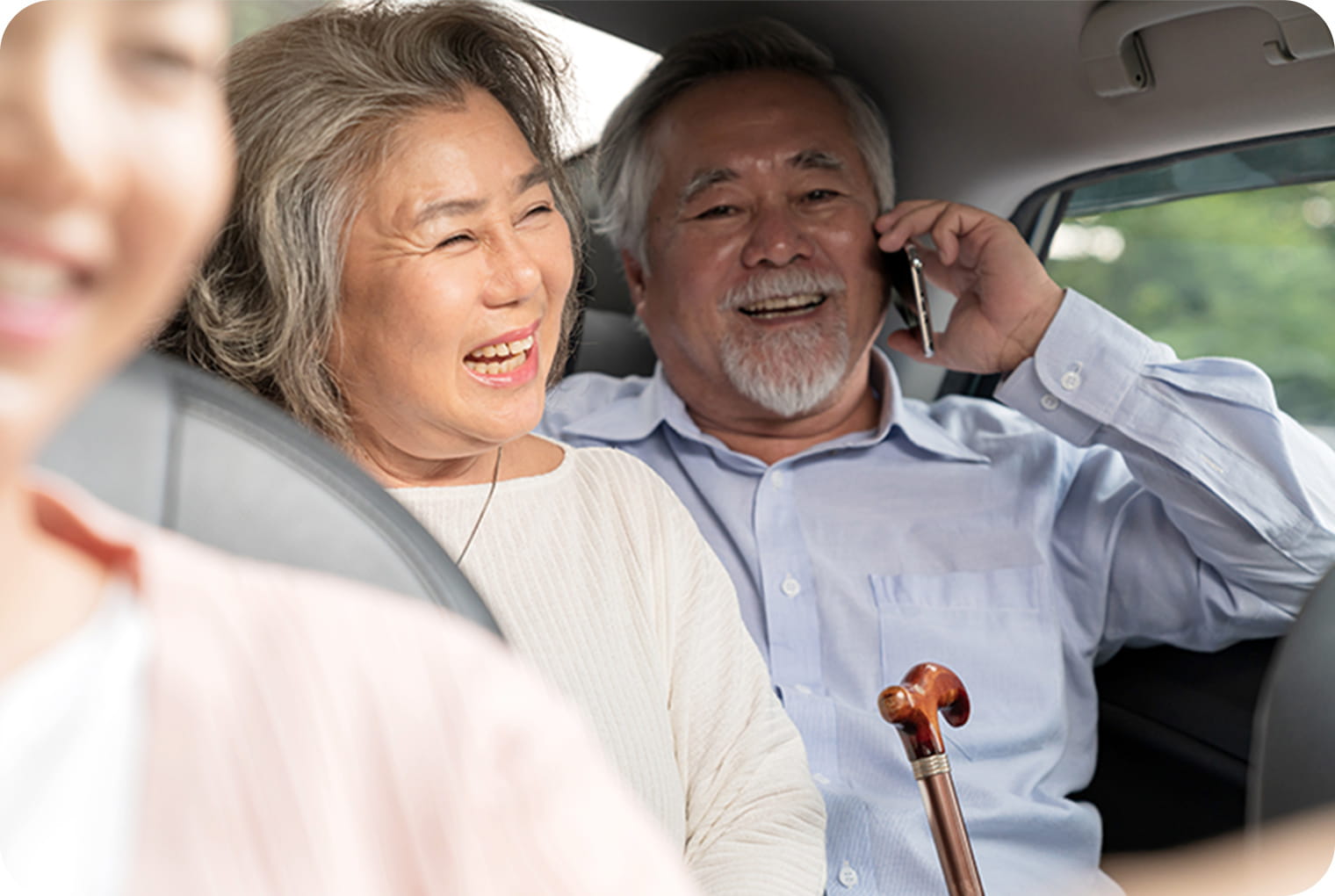 電話中の高齢ドライバー